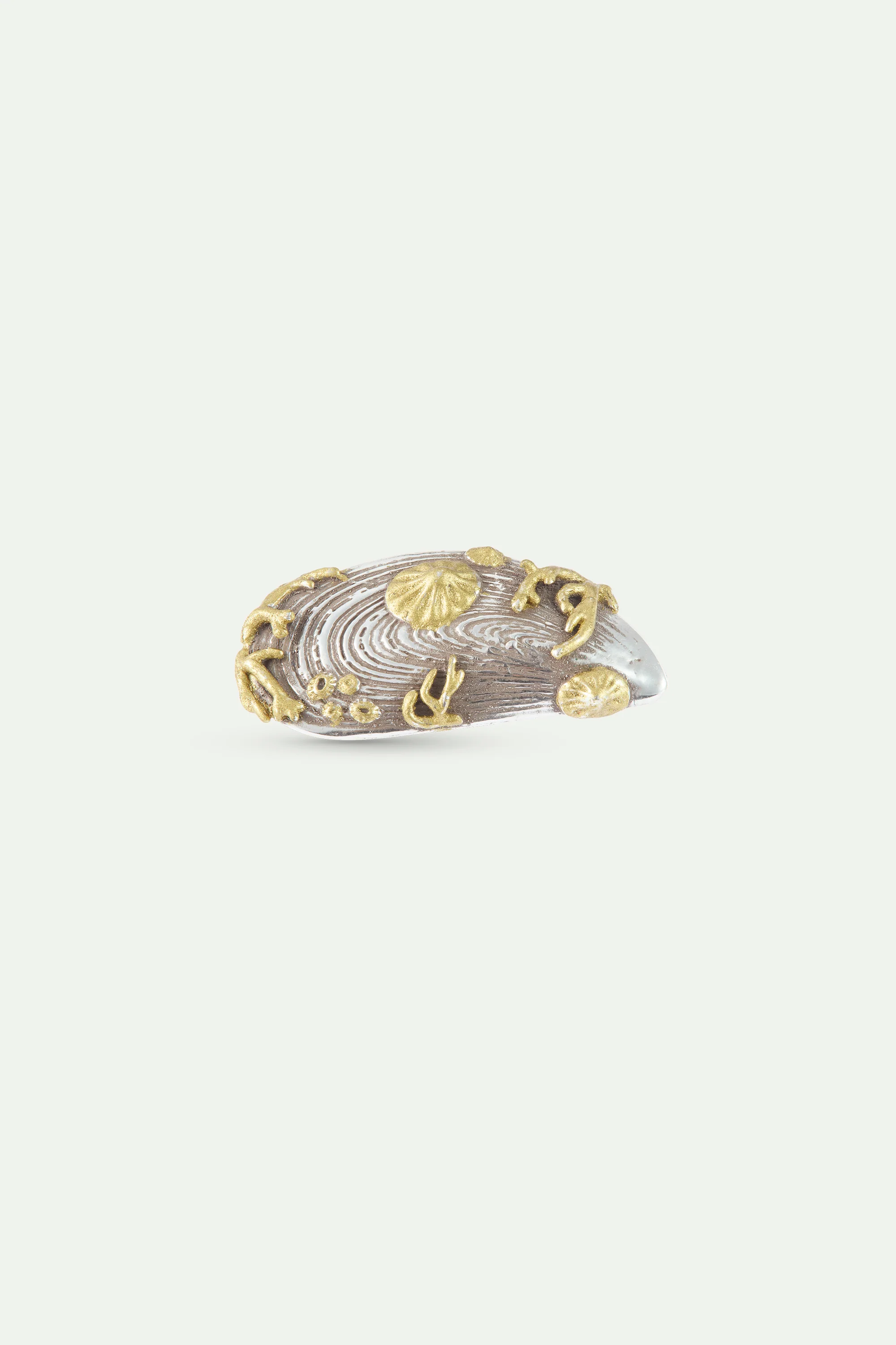 Broche moule argentée et dorée